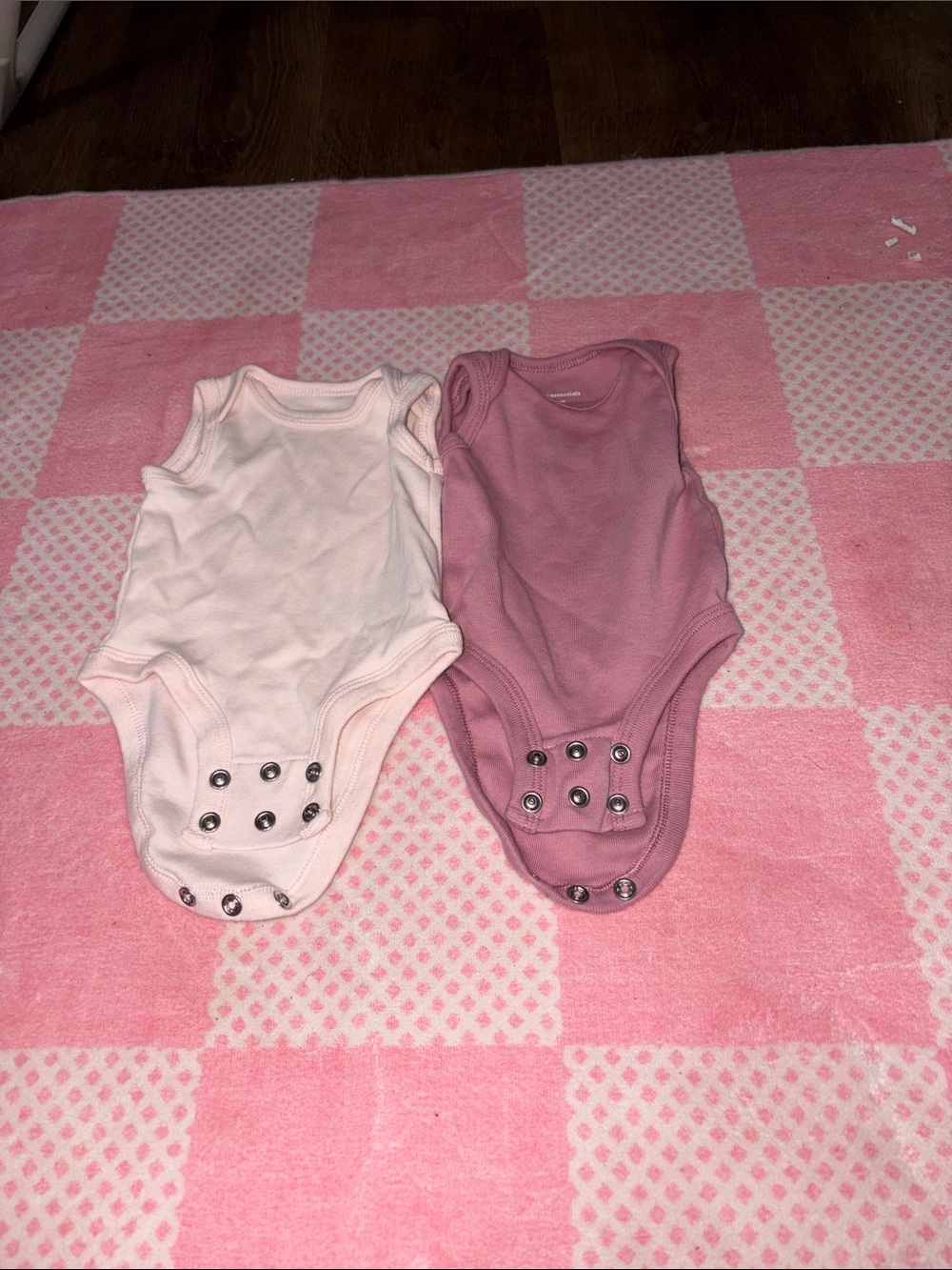 Amazon Essentials Baby Sleeveless Bodysuit Set - Light Pink & Dusty Rose